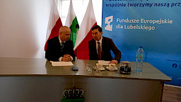 Marek Neckier, dyrektor LAWP i Piotr Zych, p.o. Zastępcy Dyrektora Departamentu Wdrażania Europejskiego Funduszu Rozwoju Regionalnego, siedzą za stołem prezydialnym