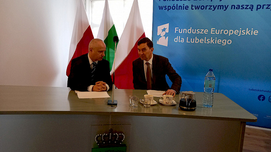 Marek Neckier, dyrektor LAWP i Piotr Zych, p.o. Zastępcy Dyrektora Departamentu Wdrażania Europejskiego Funduszu Rozwoju Regionalnego, siedzą za stołem prezydialnym