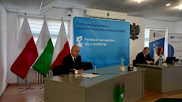 Stół prezydialny . Na pierwszym planie Dyrektor LAWP Marek Neckier, w głębi:  Sławomir Sołtys, p.o. Zastępcy Dyrektora DW EFS i Iwona Jachowicz, Naczelnik Wydziału Naboru, Promocji i Wsparcia Technicznego w Wojewódzkim Urzędzie Pracy w Lublinie