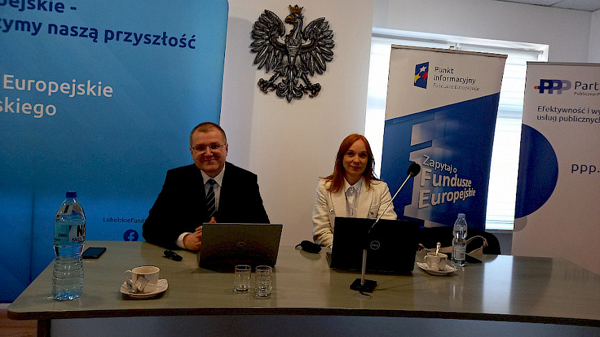 Za stołem prezydialnym siedzą: Sławomir Sołtys, p.o. Zastępcy Dyrektora DW EFS i Iwona Jachowicz, Naczelnik Wydziału Naboru, Promocji i Wsparcia Technicznego w WUP w Lublinie