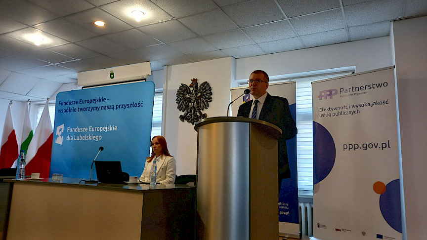Sławomir Sołtys, p.o. Zastępcy Dyrektora Departamentu Wdrażania EFS stoi przy mównicy