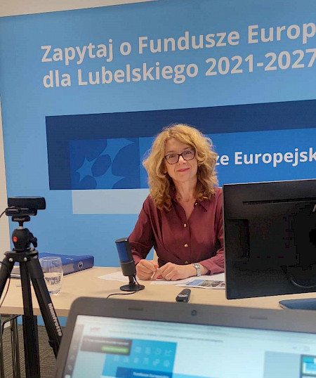 Zdjęcie prowadzącej webinar z Działania 1.2 dla potencjalnych Wnioskodawców