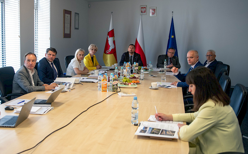 Członkowie Kapituły: (od lewej) Piotr Dragan - Reprezentant Komitetu Monitorującego RPO WL 2014-2020, Arkadiusz Gałązka – Dyrektor Lubelskiego Centrum Innowacji i Technologii, Anna Brzyska – Dyrektor Departamentu Zarządzania Programami Regionalnymi UMWL, Agnieszka Drozd-Bownik – Dyrektor Departamentu Promocji, Sportu i Turystyki UMWL, Marek Wojciechowski – Wiceprzewodniczący Sejmiku Województwa Lubelskiego, Zbigniew Wojciechowski – Wicemarszałek Województwa Lubelskiego, Waldemar Wapiński – Dyrektor Wydziału Rozwoju i Współpracy Starostwa Powiatowego w Lublinie, Marek Neckier Dyrektor LAWP oraz Anna Michałek  - Zastępca Dyrektora LAWP.